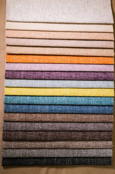 Échantillons de tissus colorés et lumineux de meubles et de vêtements. Gros plan d'une palette de bandes textiles abstraites de différentes couleurs — Photo