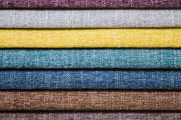Amostras de tecido coloridas e brilhantes de móveis e estofos de roupas. Close-up de uma paleta de listras abstratas têxteis de cores diferentes — Fotografia de Stock