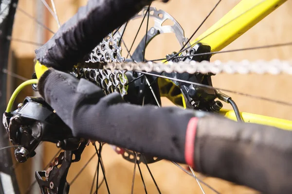 Nahaufnahme des reparierten Fahrrads. Zahnradkassette in Großaufnahme. Bastelservice für Mountainbikes. Reparaturanleitung für Ihre Website — Stockfoto