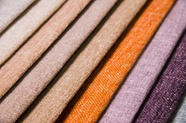 Mobilya ve giyim Döşeme renkli ve parlak kumaş örnekleri. Bir palet Tekstil soyut çizgiler farklı renkteki Close-up