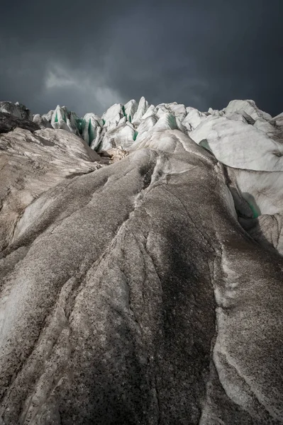 Close-up Crack è una fessura blu profondo trovato nella calotta di ghiaccio e fango nero sul ghiacciaio. Ampio angolo e cielo drammatico — Foto Stock