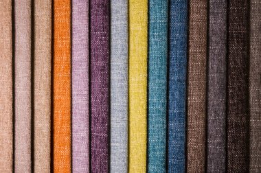 Mobilya ve giyim Döşeme renkli ve parlak kumaş örnekleri. Bir palet Tekstil soyut çizgiler farklı renkteki Close-up