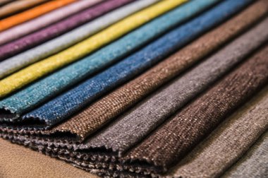 Mobilya ve giyim Döşeme renkli ve parlak kumaş örnekleri. Bir palet Tekstil soyut çizgiler farklı renkteki Close-up