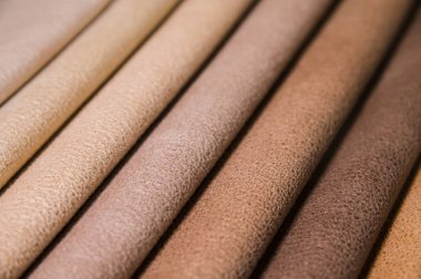 Mobilya ve giyim Döşeme renkli ve parlak kumaş örnekleri. Bir palet Tekstil soyut çizgiler farklı renkteki Close-up