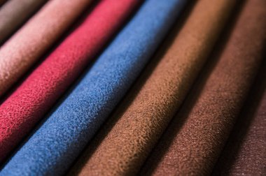 Mobilya ve giyim Döşeme renkli ve parlak kumaş örnekleri. Bir palet Tekstil soyut çizgiler farklı renkteki Close-up