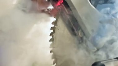 Yakın çekim makine dairesel ahşap duman gördüm. yuvarlak bıçak detay. Arıza veya aracın aşırı ısınma