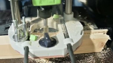 Bir ev atölye manuel bir elektrik kesici ile çalışan bir marangoz El Close-up. Ahşap parçaları bitirme