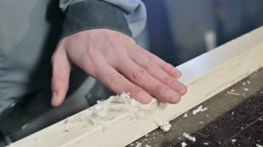 Yakın çekim düzgünlüğü ve bir ahşap tahta uygunluğu işlendikten sonra kontrol erkek marangozlar el