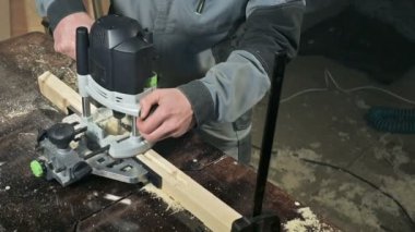 Bir ev atölye manuel bir elektrik kesici ile çalışan bir marangoz El Close-up. Ahşap parçaları bitirme