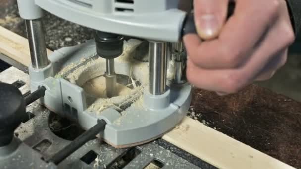 Close Uma Mão Carpinteiros Trabalhando Com Cortador Elétrico Manual Uma — Vídeo de Stock