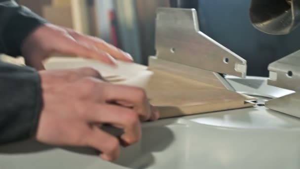 若い大工さんたちは、丸鋸切断機に木製ワークをインストールします。ホーム ワーク ショップ。初心者の実業家 — ストック動画