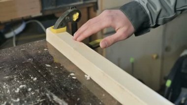 Yakın çekim düzgünlüğü ve bir ahşap tahta uygunluğu işlendikten sonra kontrol erkek marangozlar el