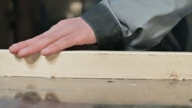 Yakın çekim düzgünlüğü ve bir ahşap tahta uygunluğu işlendikten sonra kontrol erkek marangozlar el