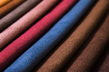 Mobilya ve giyim Döşeme renkli ve parlak kumaş örnekleri. Bir palet Tekstil soyut çizgiler farklı renkteki Close-up