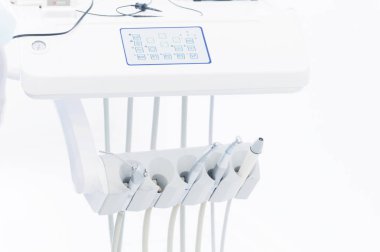 Yakın çekim dişçi ofisinde tutucu üzerinde profesyonel araçları kümesi. Yüksek anahtar. Stamotology kavramı