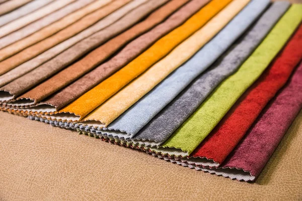 Échantillons de tissus colorés et lumineux de meubles et de vêtements. Gros plan d'une palette de bandes textiles abstraites de différentes couleurs — Photo