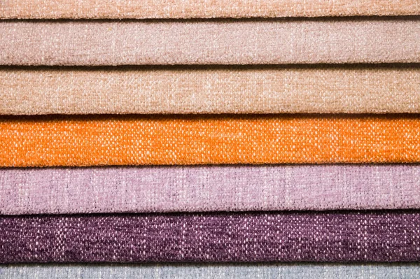 Amostras de tecido coloridas e brilhantes de móveis e estofos de roupas. Close-up de uma paleta de listras abstratas têxteis de cores diferentes — Fotografia de Stock