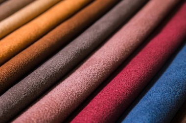 Mobilya ve giyim Döşeme renkli ve parlak kumaş örnekleri. Bir palet Tekstil soyut çizgiler farklı renkteki Close-up