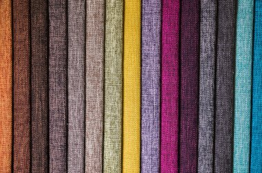 Mobilya ve giyim Döşeme renkli ve parlak kumaş örnekleri. Bir palet Tekstil soyut çizgiler farklı renkteki Close-up