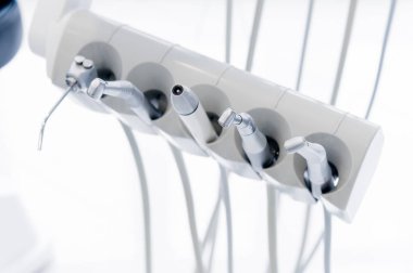 Yakın çekim dişçi ofisinde tutucu üzerinde profesyonel araçları kümesi. Yüksek anahtar. Stamotology kavramı