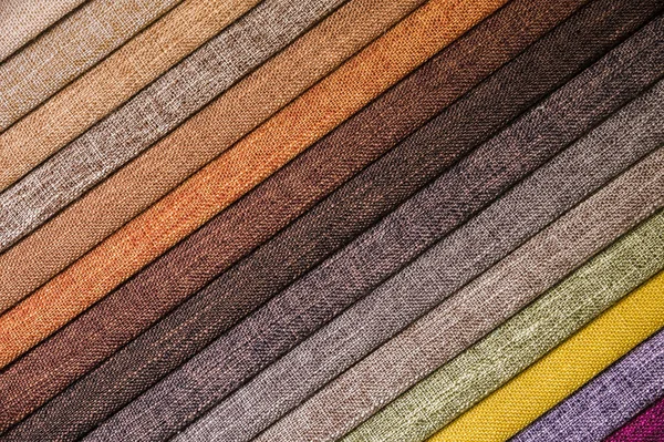 Mobilya ve giyim Döşeme renkli ve parlak kumaş örnekleri. Bir palet Tekstil soyut çizgiler farklı renkteki Close-up — Stok fotoğraf
