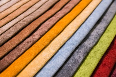 Mobilya ve giyim Döşeme renkli ve parlak kumaş örnekleri. Bir palet Tekstil soyut çizgiler farklı renkteki Close-up