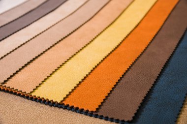 Renkli ve parlak kumaş deri mobilya ve giyim Döşeme örnekleri. Bir palet Tekstil soyut çizgiler farklı renkteki Close-up