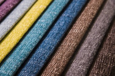 Mobilya ve giyim Döşeme renkli ve parlak kumaş örnekleri. Bir palet Tekstil soyut çizgiler farklı renkteki Close-up