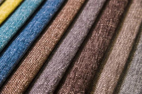 Muestras de tela coloridas y brillantes de muebles y tapicería de ropa. Primer plano de una paleta de rayas textiles abstractas de diferentes colores — Foto de Stock