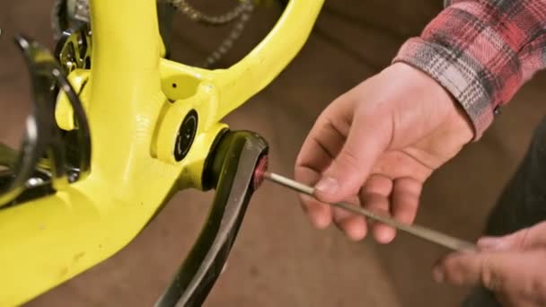 Primer Plano Taller Reparación Bicicletas Maestro Instala Los Pedales Después — Vídeos de Stock