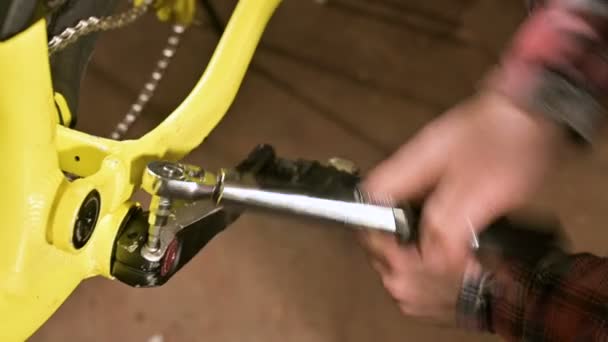 Close-up em uma oficina de reparação de bicicletas, o mestre instala os pedais após a manutenção. Reparação de bicicletas — Vídeo de Stock