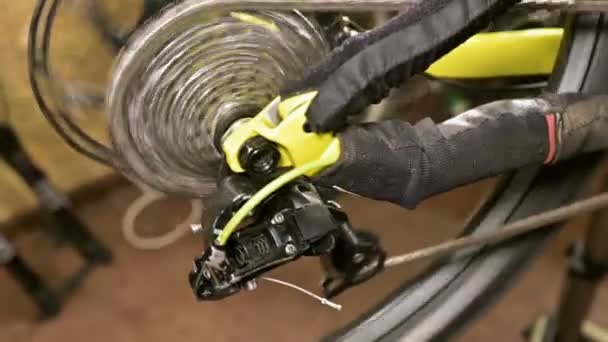 Primer plano del nudo del engranaje de la estrella del ciclismo al cambiar de marcha en un taller de reparación de bicicletas. Reparación de bicicletas — Vídeos de Stock