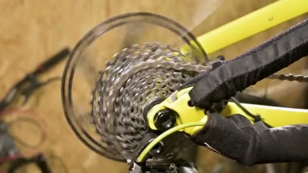 Close-up do nó de engrenagem estrela de ciclismo ao deslocar engrenagens em uma oficina de reparo de bicicletas. Reparação de bicicletas — Vídeo de Stock