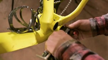 Bir bisiklet tamir dükkanında yakın çekim master bakım için pedallar kaldırır. Bisiklet tamir