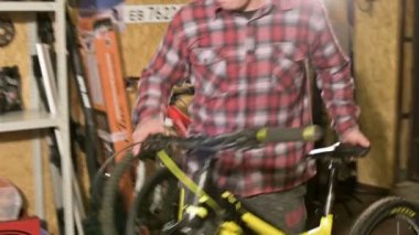 Bisiklet tamir teknisyeni bir bisiklet Bisiklet tamircisi onarım tribünde yükler. Bisiklet tamir