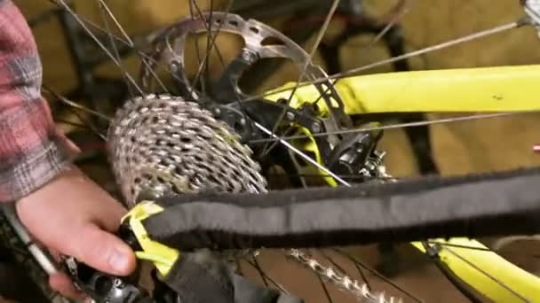 Primer Plano Taller Reparación Bicicletas Maestro Retira Una Rueda Para — Vídeos de Stock