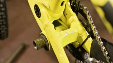 Bir bisiklet tamir dükkanında yakın çekim master bakım için pedallar kaldırır. Bisiklet tamir