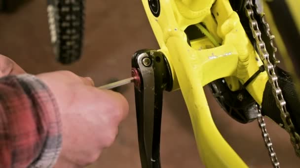 Close-up in een fietswinkel voor reparatie het model verwijdert de pedalen voor onderhoud. Fiets reparatie — Stockvideo