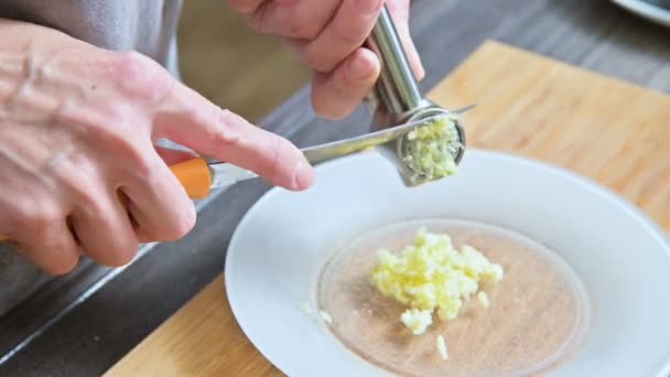 Close-up de mãos femininas cozinha caseira. Esmaga esmagando a cabeça com uma paixoneta de metal. Profundidade de campo rasa — Vídeo de Stock