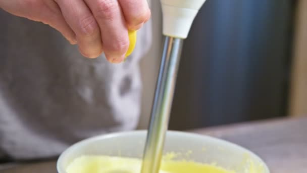 detail, bičování domácí majonéza s mixérem v plastové misce