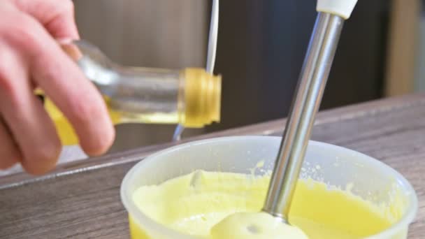 Nahaufnahme Schlagsahne hausgemachte Mayonnaise mit dem Mixer in einer Plastikschüssel — Stockvideo