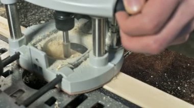 Bir ev atölye manuel bir elektrik kesici ile çalışan bir marangoz El Close-up. Ahşap parçaları bitirme