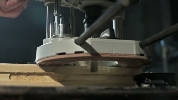 Primo piano di una falegnameria che lavora a mano con un taglierino elettrico manuale in un laboratorio domestico. Finitura parti in legno — Video Stock