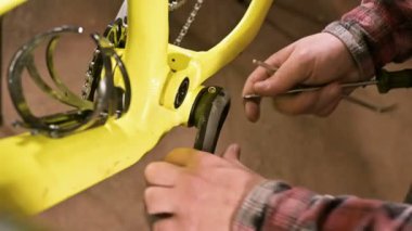 Bir bisiklet tamir dükkanında yakın çekim master bakım için pedallar kaldırır. Bisiklet tamir