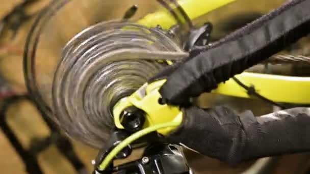 Close-up do nó de engrenagem estrela de ciclismo ao deslocar engrenagens em uma oficina de reparo de bicicletas. Reparação de bicicletas — Vídeo de Stock