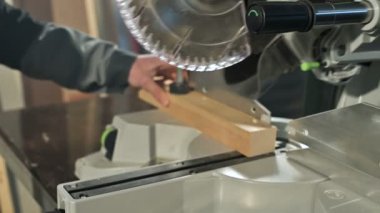 Yakın çekim, bir daire testere ile bir makinede çalışan el mans. Ahşap kütük dairesel kesme.