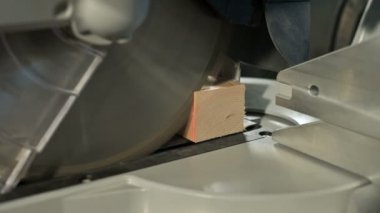 Yakın çekim, bir daire testere ile bir makinede çalışan el mans. Ahşap kütük dairesel kesme