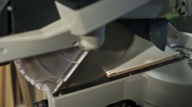 Yakın çekim, bir daire testere ile bir makinede çalışan el mans. Ahşap kütük dairesel kesme