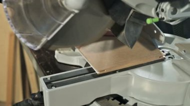 Yakın çekim, bir daire testere ile bir makinede çalışan el mans. Ahşap kütük dairesel kesme