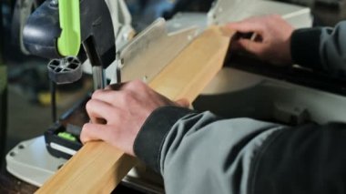 Yakın kadar eller marangoz yükler bir dairesel testere makinesi ahşap bir parça mans. Home atölye. Acemi işadamı